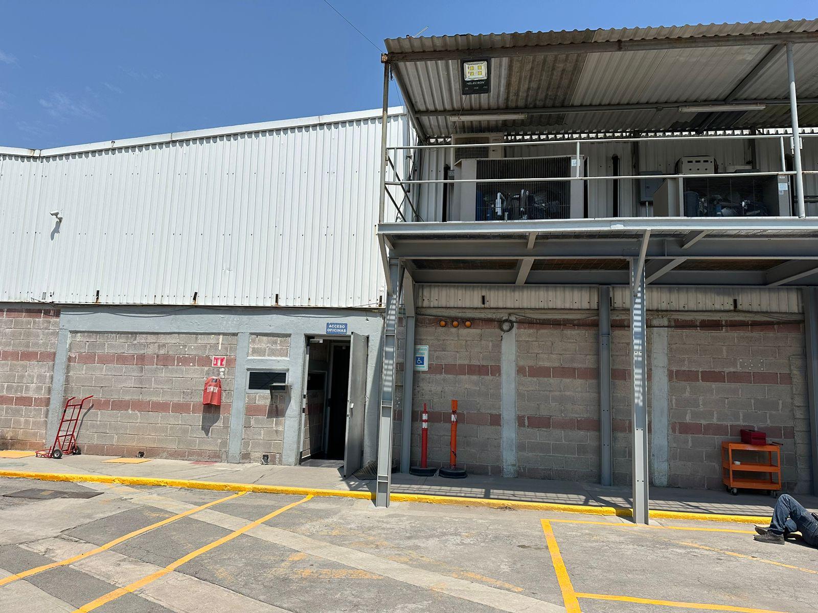 Fachada y acceso a oficinas de la planta de Carton Craft Co. en Cuautitlán Izcalli