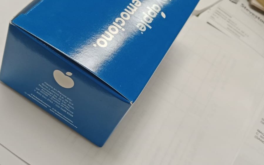 Cajilla by apple Jumbo en azul PANTONE 2945 con la leyenda me emociona