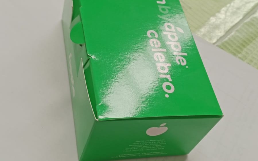 Cajilla by apple JR en verde PANTONE 7481 con la leyenda con by apple celebro
