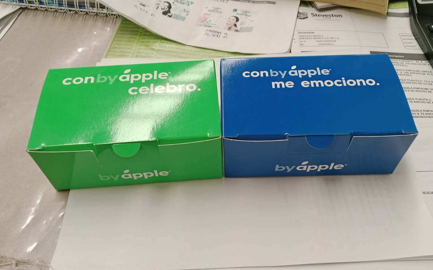 Cajillas by apple verde PANTONE 7481 y azul PANTONE 2945 juntas